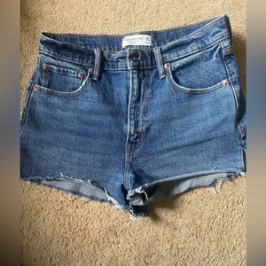 Abercrombie & Fitch The Mom Short Side Slit High Rise Size 28/6.